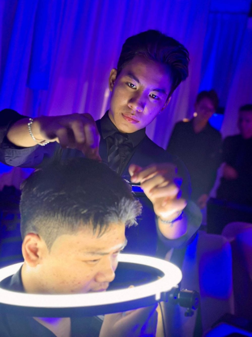 Cắt tóc bóng đêm