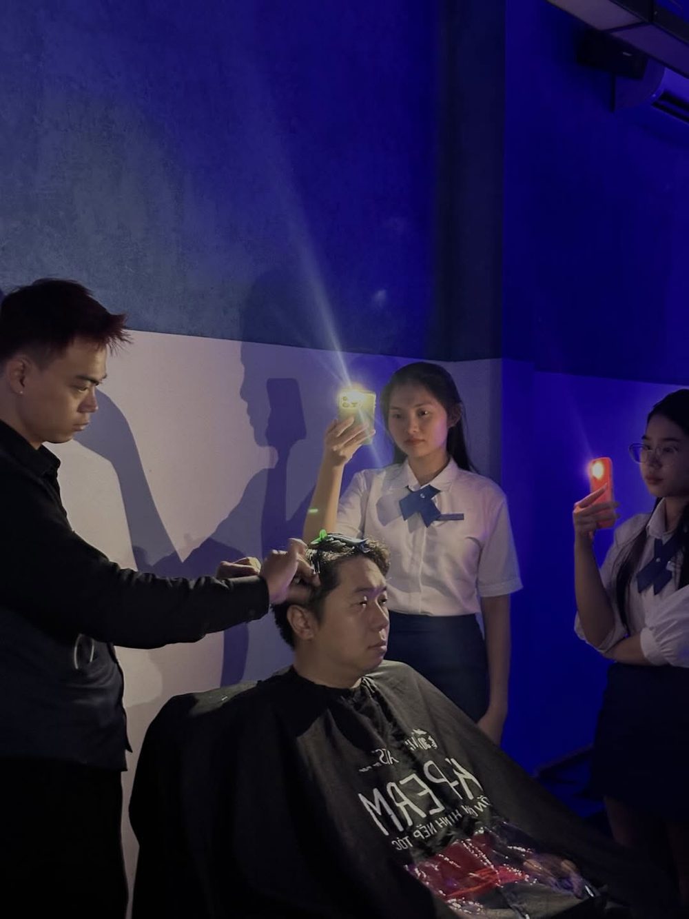 Cắt tóc bóng đêm